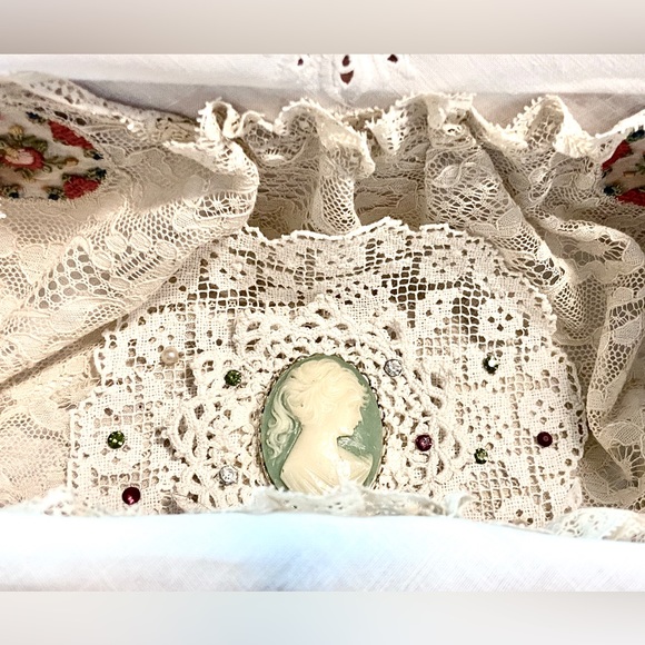 Christmas Lane Hope Chest Vintage Miniature, Vintage Lace, Jewel, Vestments, NEW - Picture 9 of 10